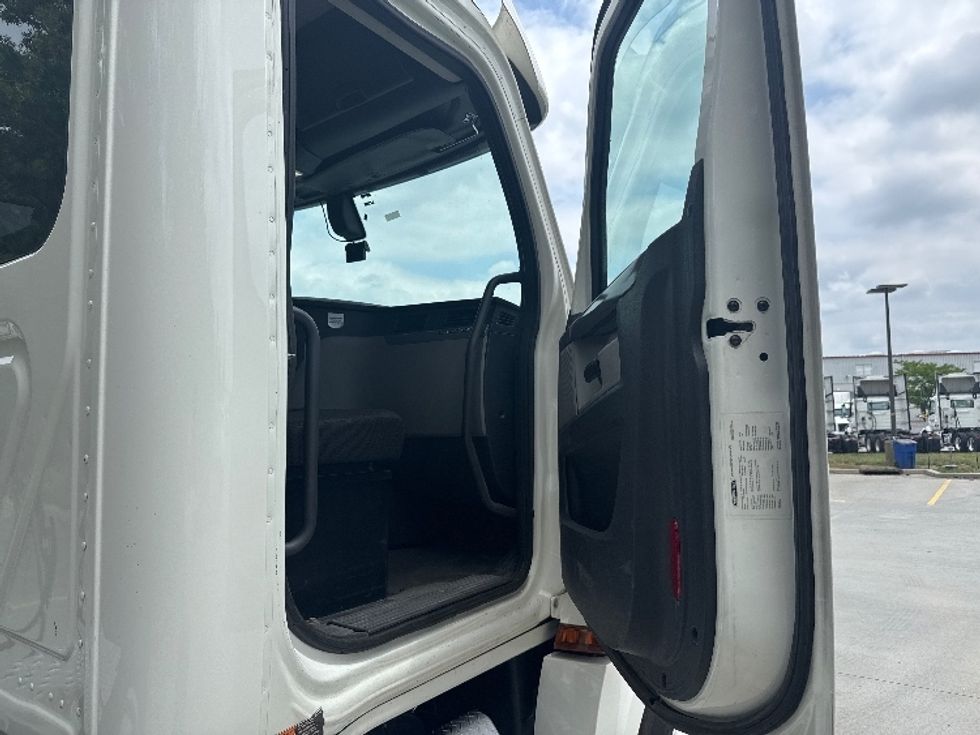 Day Cab Tractor-Heavy Duty Tractors-Freightliner-2020-T12664ST-Cranbury-NJ-446,000\n\t\tmiles-$ 46,500 - Image 9