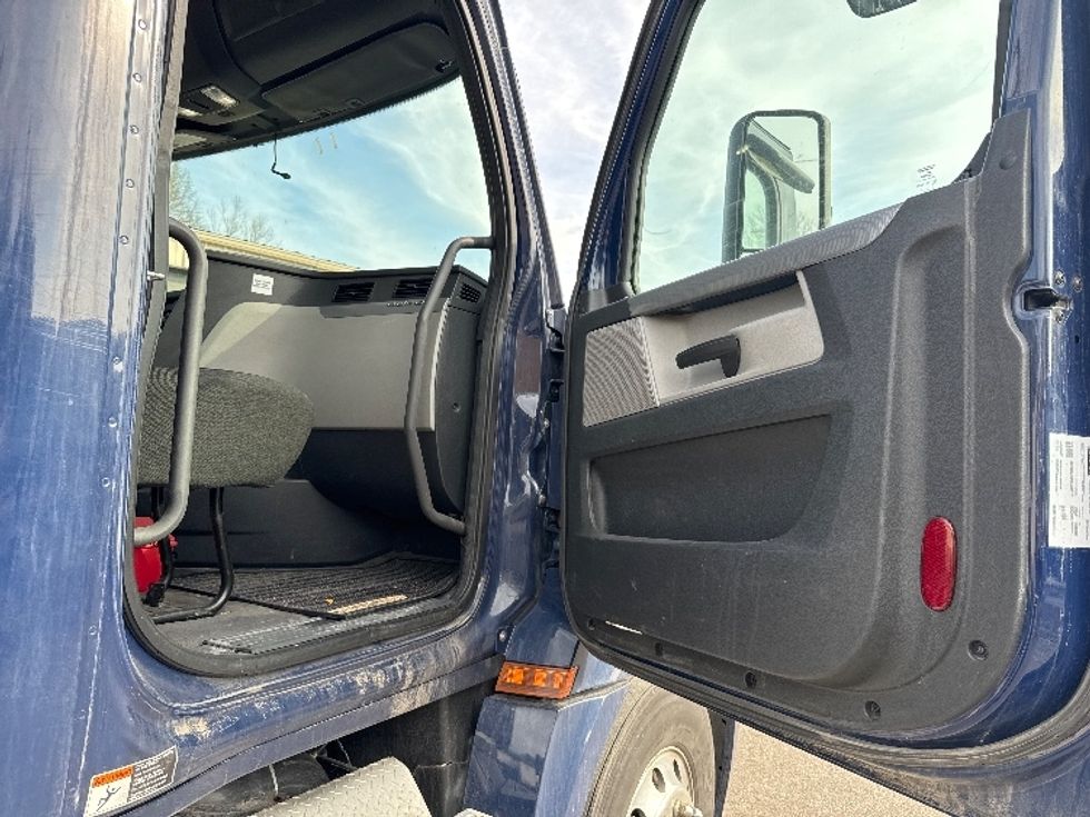 Day Cab Tractor-Heavy Duty Tractors-Freightliner-2020-T12664ST-Cross Lanes-WV-322,950\n\t\tmiles-$ 56,750 - Image 12