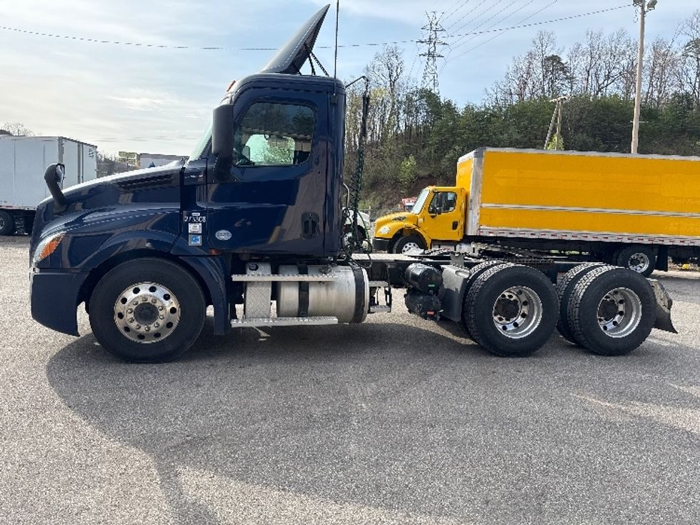 Day Cab Tractor-Heavy Duty Tractors-Freightliner-2020-T12664ST-Cross Lanes-WV-322,950\n\t\tmiles-$ 56,750 - Image 4