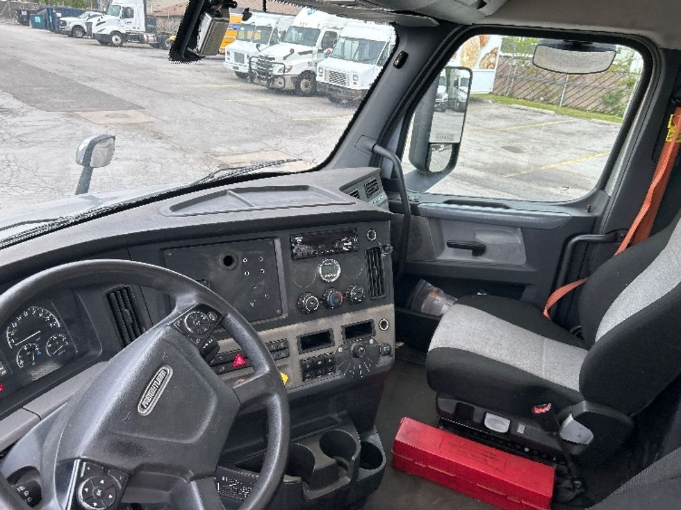 Day Cab Tractor-Heavy Duty Tractors-Freightliner-2020-T12664ST-Crown Point-IN-271,008\n\t\tmiles-$ 56,000 - Image 10
