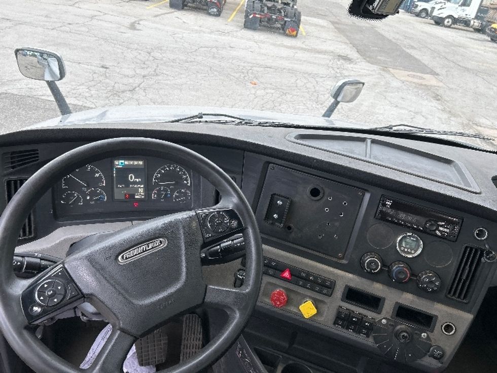 Day Cab Tractor-Heavy Duty Tractors-Freightliner-2020-T12664ST-Crown Point-IN-271,008\n\t\tmiles-$ 56,000 - Image 11