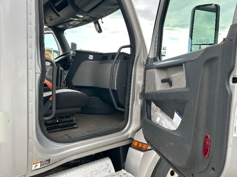 Day Cab Tractor-Heavy Duty Tractors-Freightliner-2020-T12664ST-Crown Point-IN-271,008\n\t\tmiles-$ 56,000 - Image 12