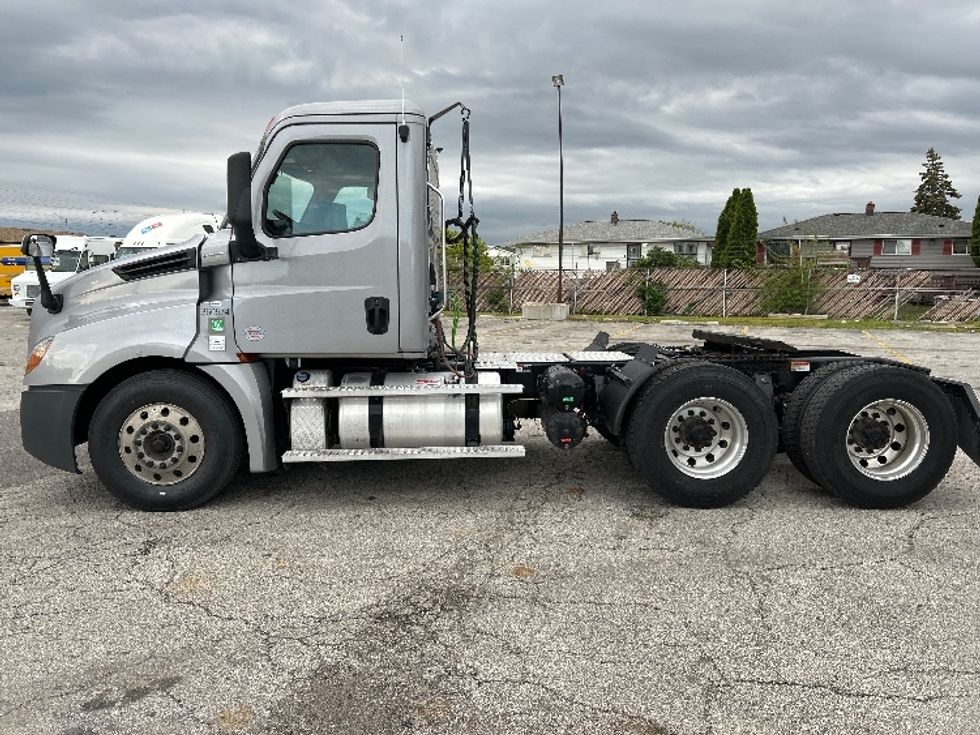 Day Cab Tractor-Heavy Duty Tractors-Freightliner-2020-T12664ST-Crown Point-IN-271,008\n\t\tmiles-$ 56,000 - Image 4