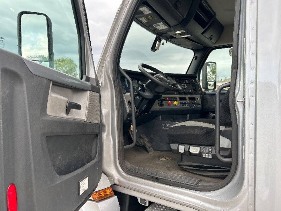 Day Cab Tractor-Heavy Duty Tractors-Freightliner-2020-T12664ST-Crown Point-IN-271,008\n\t\tmiles-$ 56,000 - Image 9