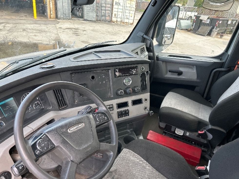 Day Cab Tractor-Heavy Duty Tractors-Freightliner-2020-T12664ST-Crown Point-IN-386,316\n\t\tmiles-$ 44,250 - Image 10