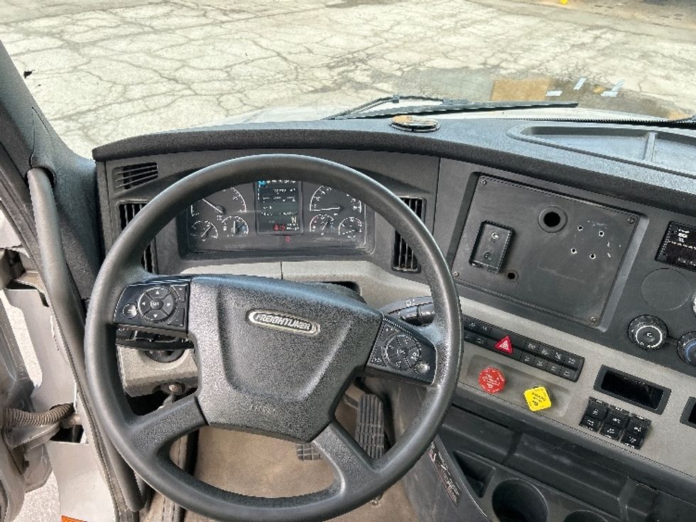 Day Cab Tractor-Heavy Duty Tractors-Freightliner-2020-T12664ST-Crown Point-IN-386,316\n\t\tmiles-$ 44,250 - Image 11