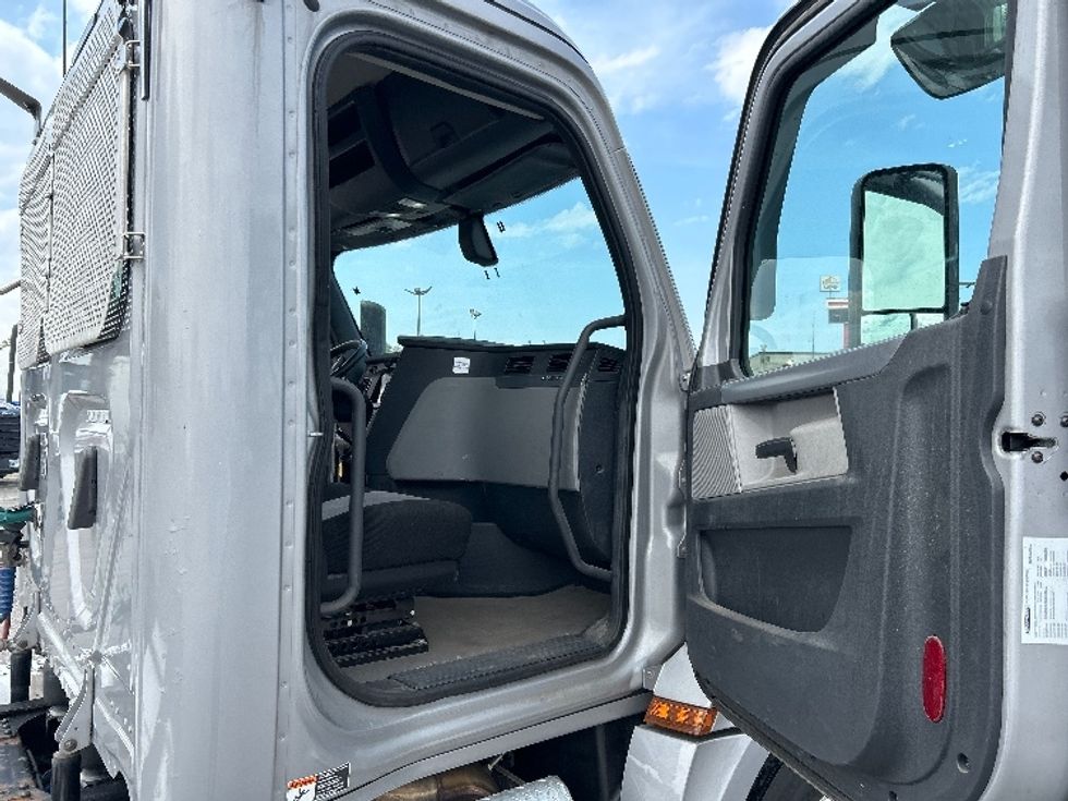 Day Cab Tractor-Heavy Duty Tractors-Freightliner-2020-T12664ST-Crown Point-IN-386,316\n\t\tmiles-$ 44,250 - Image 12