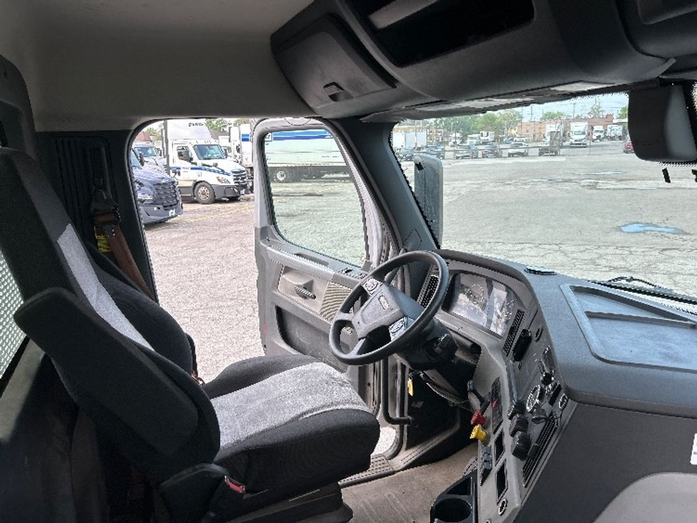 Day Cab Tractor-Heavy Duty Tractors-Freightliner-2020-T12664ST-Crown Point-IN-386,316\n\t\tmiles-$ 44,250 - Image 14