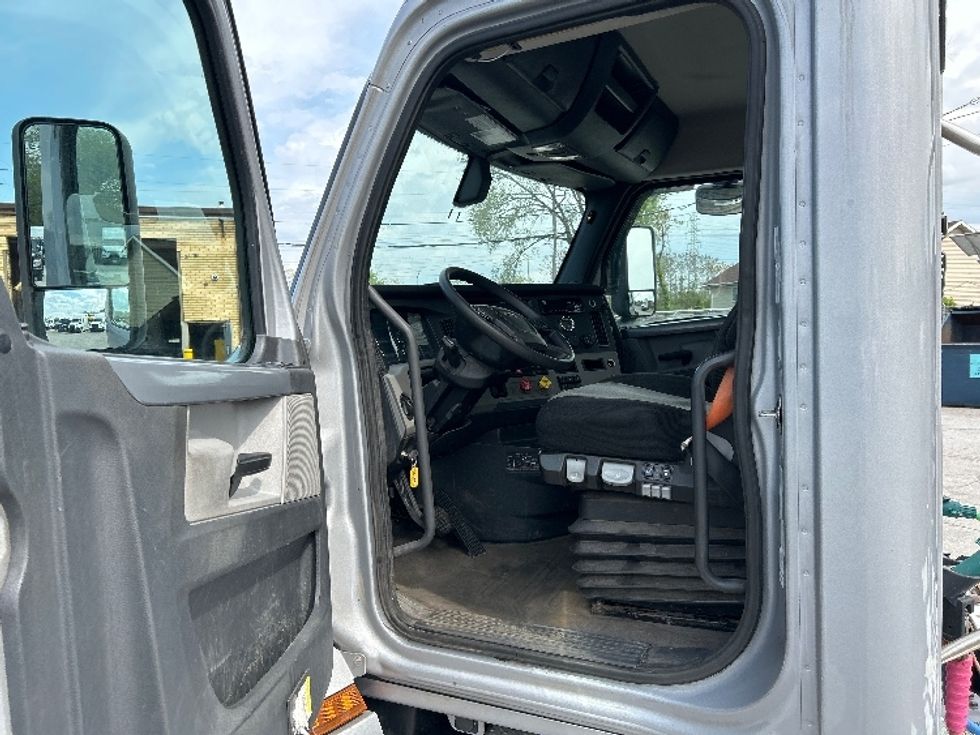Day Cab Tractor-Heavy Duty Tractors-Freightliner-2020-T12664ST-Crown Point-IN-386,316\n\t\tmiles-$ 44,250 - Image 9