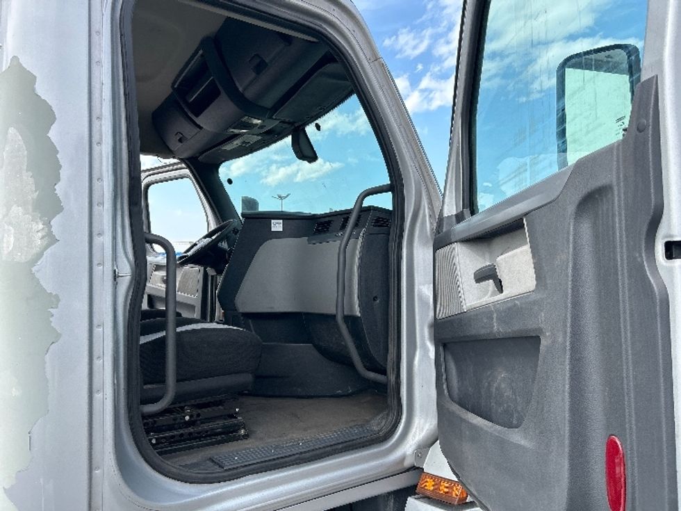 Day Cab Tractor-Heavy Duty Tractors-Freightliner-2020-T12664ST-Crown Point-IN-475,636\n\t\tmiles-$ 45,500 - Image 11