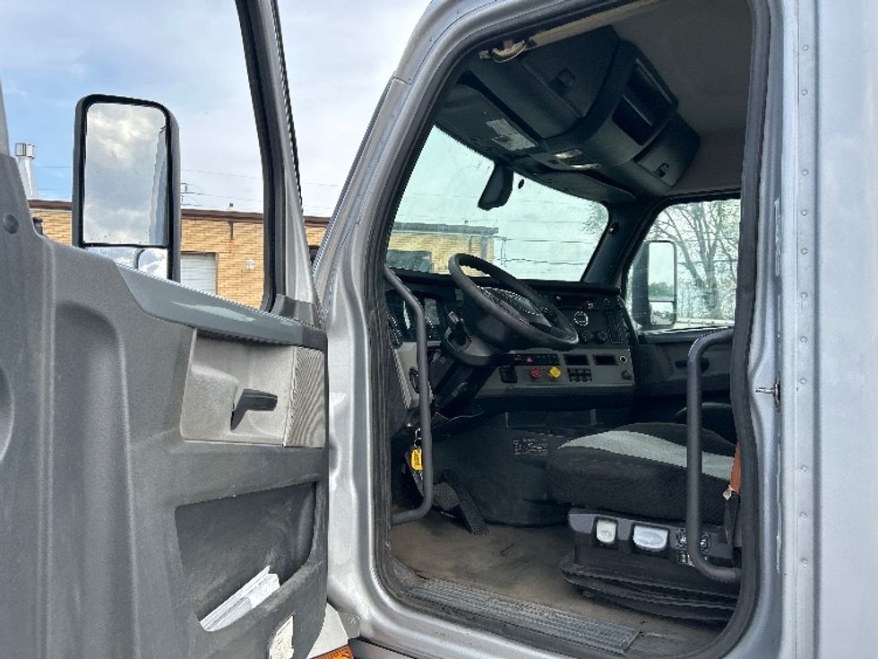 Day Cab Tractor-Heavy Duty Tractors-Freightliner-2020-T12664ST-Crown Point-IN-475,636\n\t\tmiles-$ 45,500 - Image 9