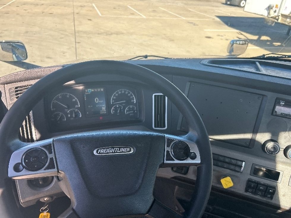 Day Cab Tractor-Heavy Duty Tractors-Freightliner-2020-T12664ST-Dallas-TX-181,025\n\t\tmiles-$ 67,750 - Image 11