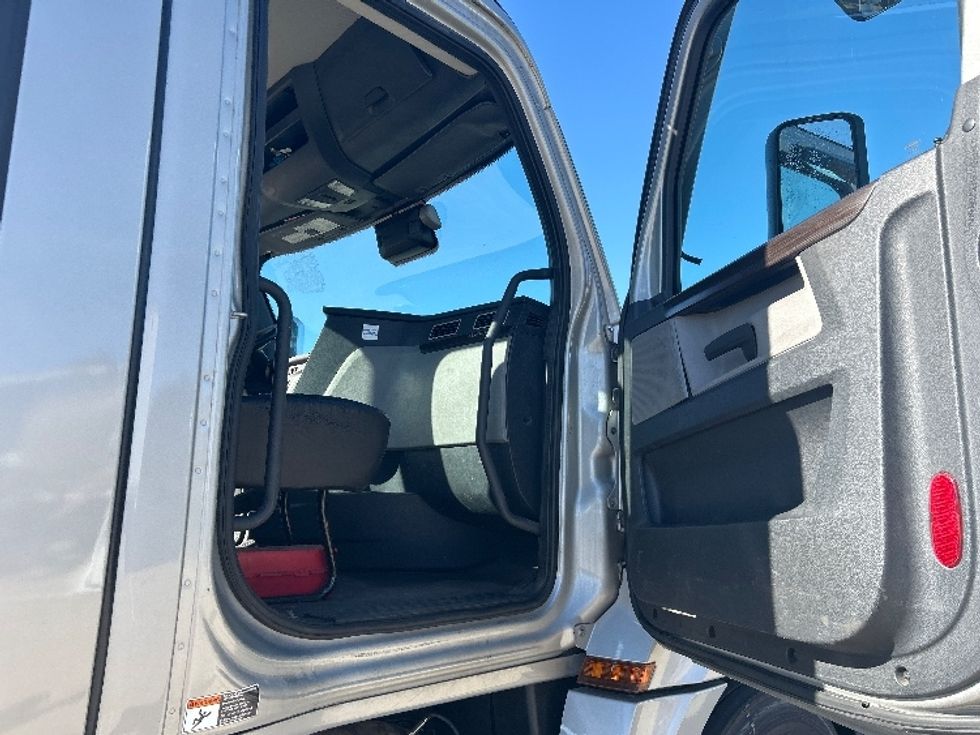 Day Cab Tractor-Heavy Duty Tractors-Freightliner-2020-T12664ST-Dallas-TX-181,025\n\t\tmiles-$ 67,750 - Image 12