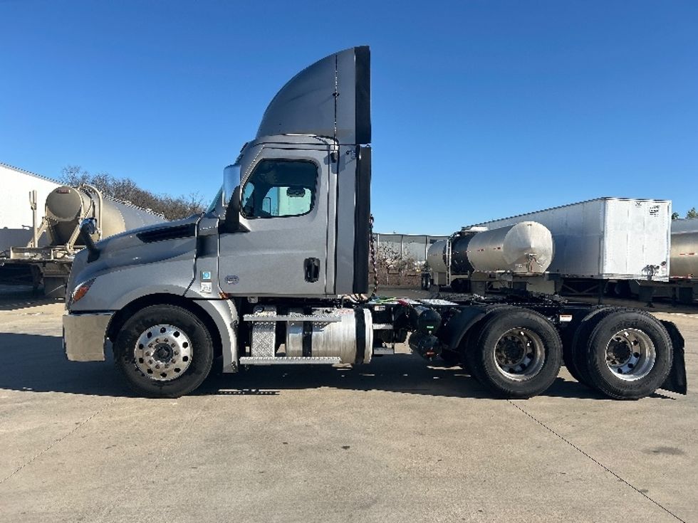 Day Cab Tractor-Heavy Duty Tractors-Freightliner-2020-T12664ST-Dallas-TX-181,025\n\t\tmiles-$ 67,750 - Image 4