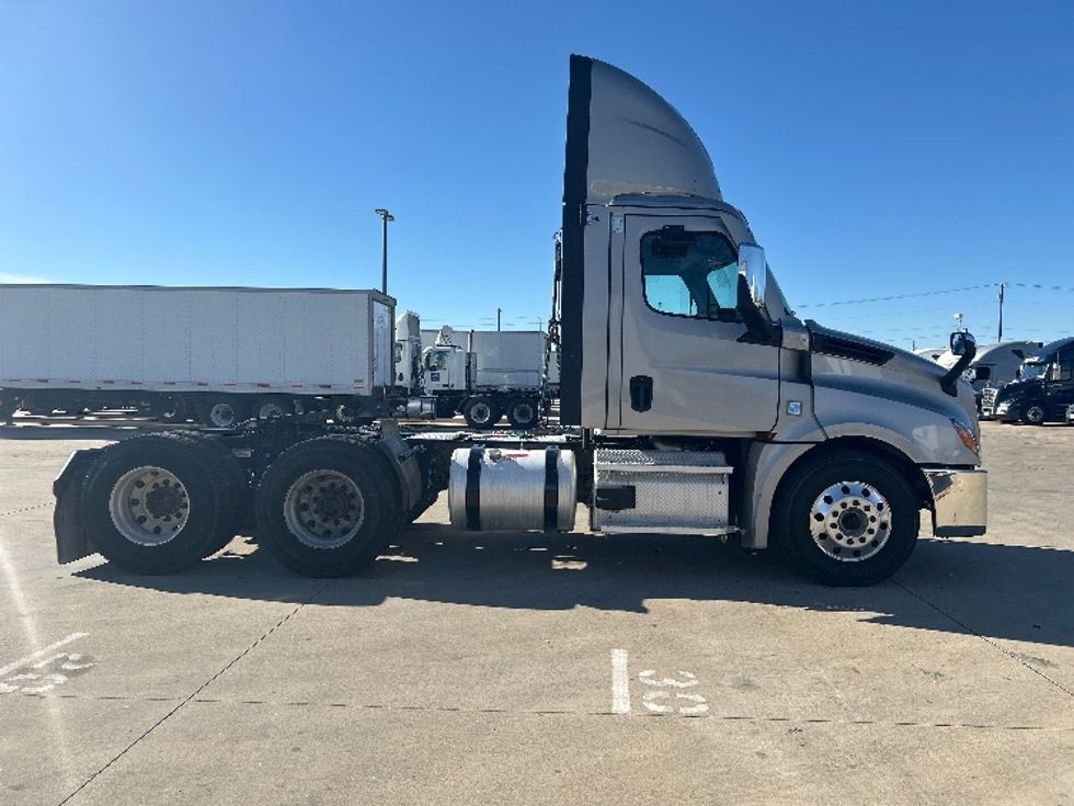 Day Cab Tractor-Heavy Duty Tractors-Freightliner-2020-T12664ST-Dallas-TX-181,025\n\t\tmiles-$ 67,750 - Image 8