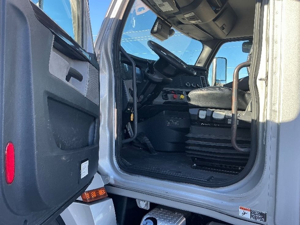 Day Cab Tractor-Heavy Duty Tractors-Freightliner-2020-T12664ST-Dallas-TX-181,025\n\t\tmiles-$ 67,750 - Image 9