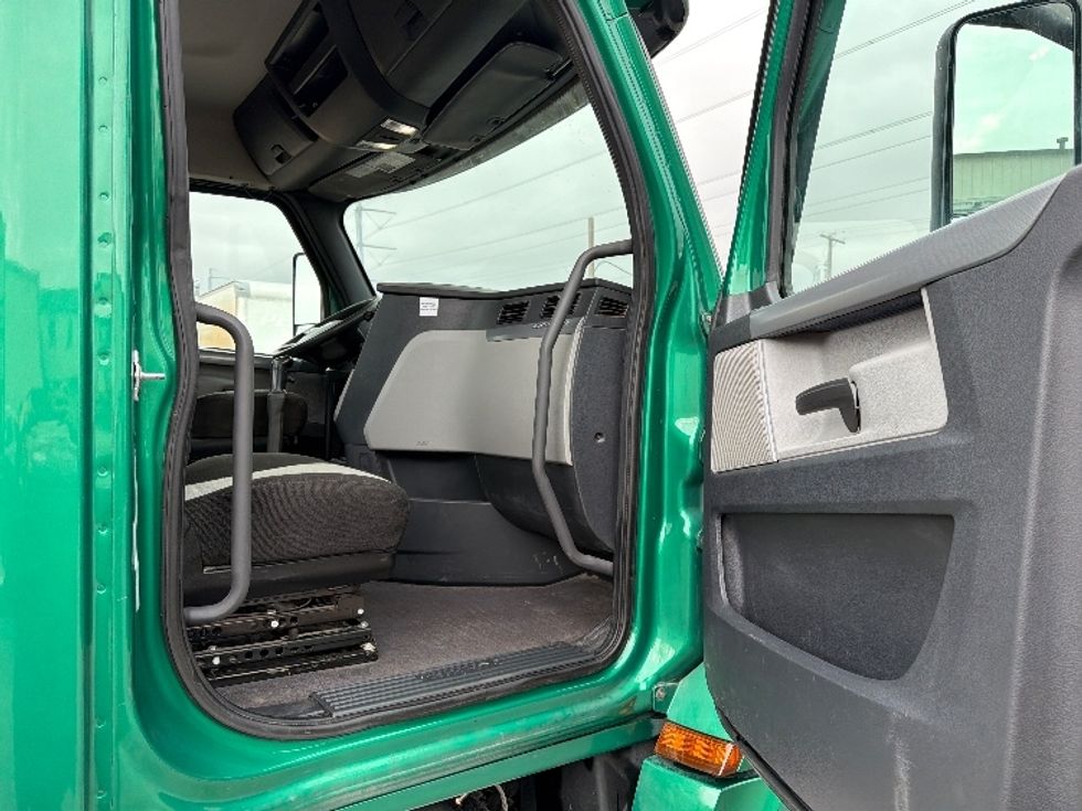 Day Cab Tractor-Heavy Duty Tractors-Freightliner-2020-T12664ST-Dallas-TX-187,301\n\t\tmiles-$ 59,500 - Image 12