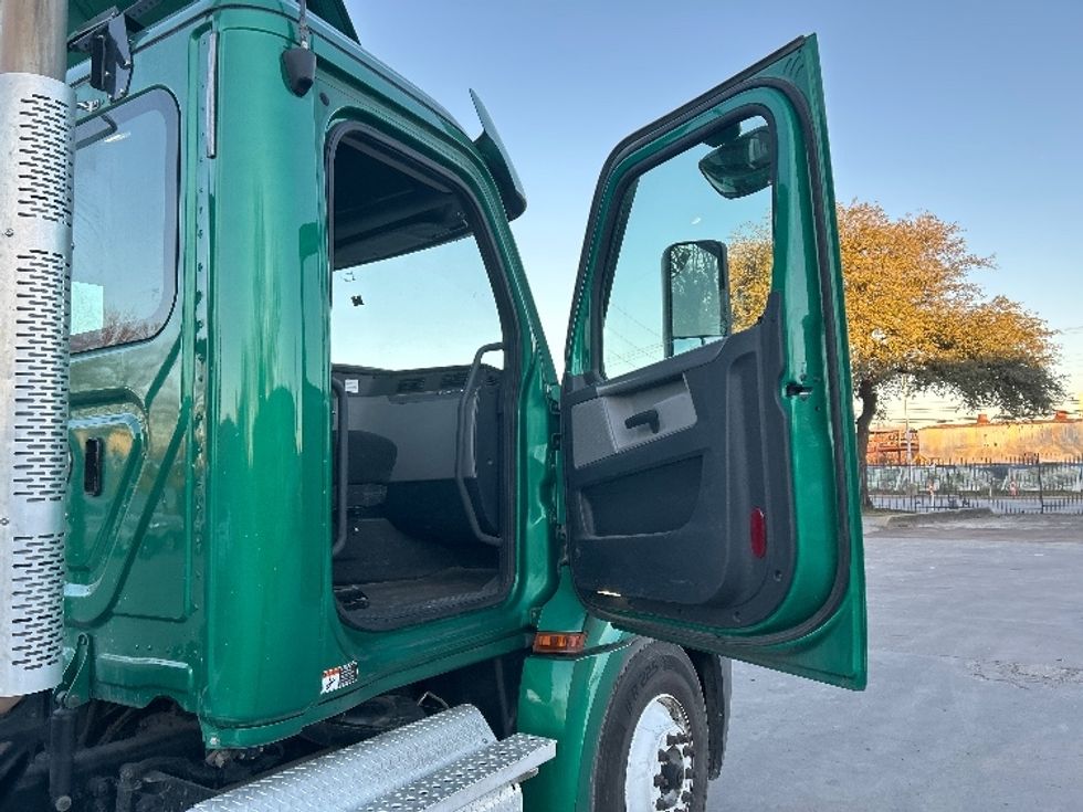 Day Cab Tractor-Heavy Duty Tractors-Freightliner-2020-T12664ST-Dallas-TX-192,652\n\t\tmiles-$ 60,250 - Image 12