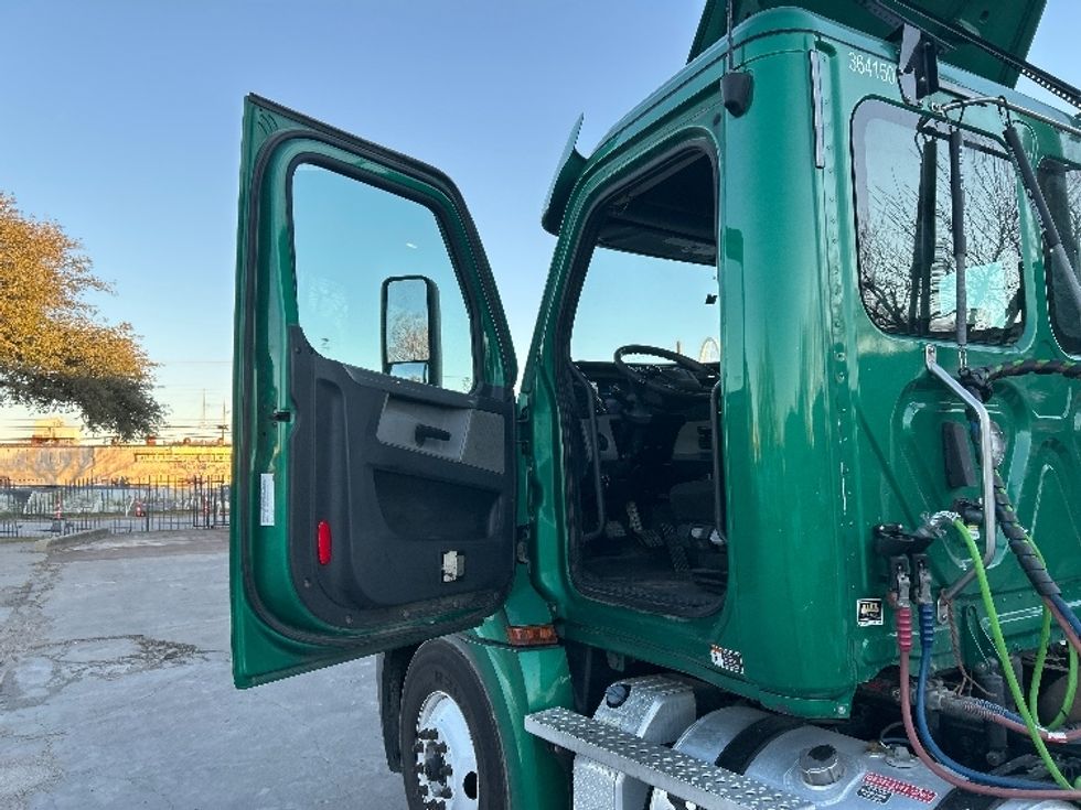 Day Cab Tractor-Heavy Duty Tractors-Freightliner-2020-T12664ST-Dallas-TX-192,652\n\t\tmiles-$ 60,250 - Image 9
