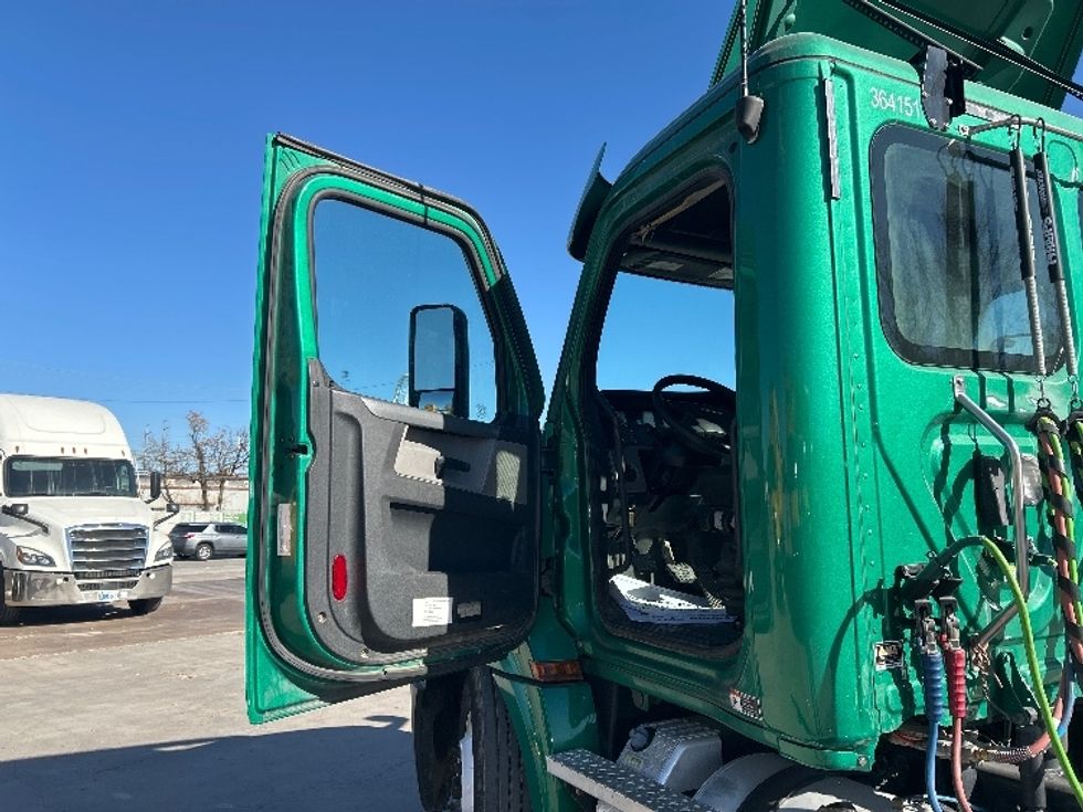 Day Cab Tractor-Heavy Duty Tractors-Freightliner-2020-T12664ST-Dallas-TX-211,949\n\t\tmiles-$ 59,250 - Image 9
