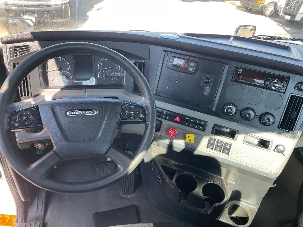 Day Cab Tractor-Heavy Duty Tractors-Freightliner-2020-T12664ST-Dallas-TX-309,329\n\t\tmiles-$ 58,750 - Image 11