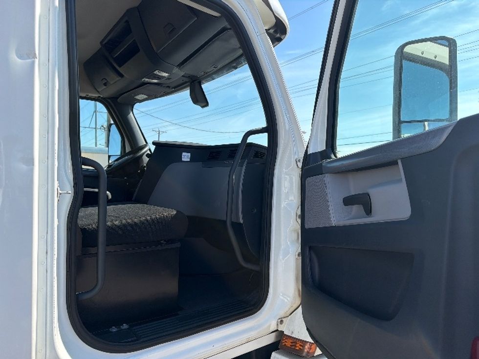 Day Cab Tractor-Heavy Duty Tractors-Freightliner-2020-T12664ST-Dallas-TX-320,312\n\t\tmiles-$ 57,250 - Image 12