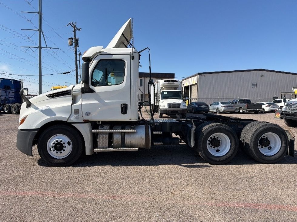 Day Cab Tractor-Heavy Duty Tractors-Freightliner-2020-T12664ST-Dallas-TX-320,312\n\t\tmiles-$ 57,250 - Image 4
