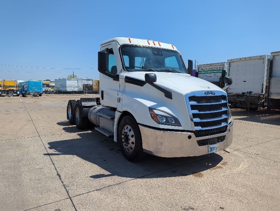 Day Cab Tractor-Heavy Duty Tractors-Freightliner-2020-T12664ST-Dallas-TX-556,815\n\t\tmiles-$ 45,250 - Image 1