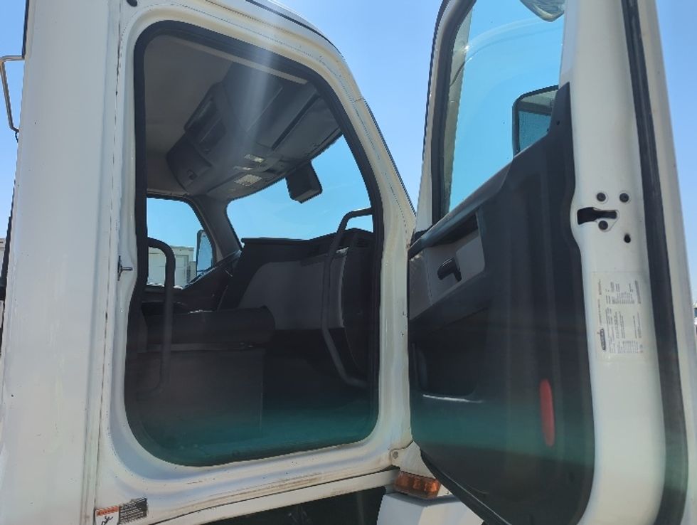 Day Cab Tractor-Heavy Duty Tractors-Freightliner-2020-T12664ST-Dallas-TX-556,815\n\t\tmiles-$ 45,250 - Image 12