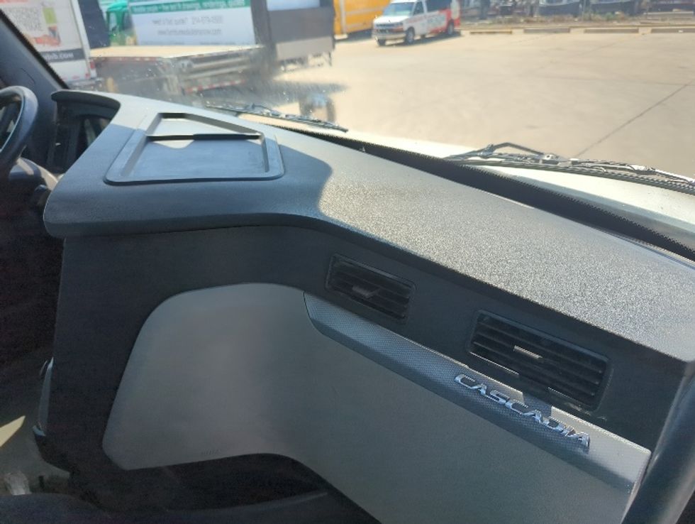 Day Cab Tractor-Heavy Duty Tractors-Freightliner-2020-T12664ST-Dallas-TX-556,815\n\t\tmiles-$ 45,250 - Image 13