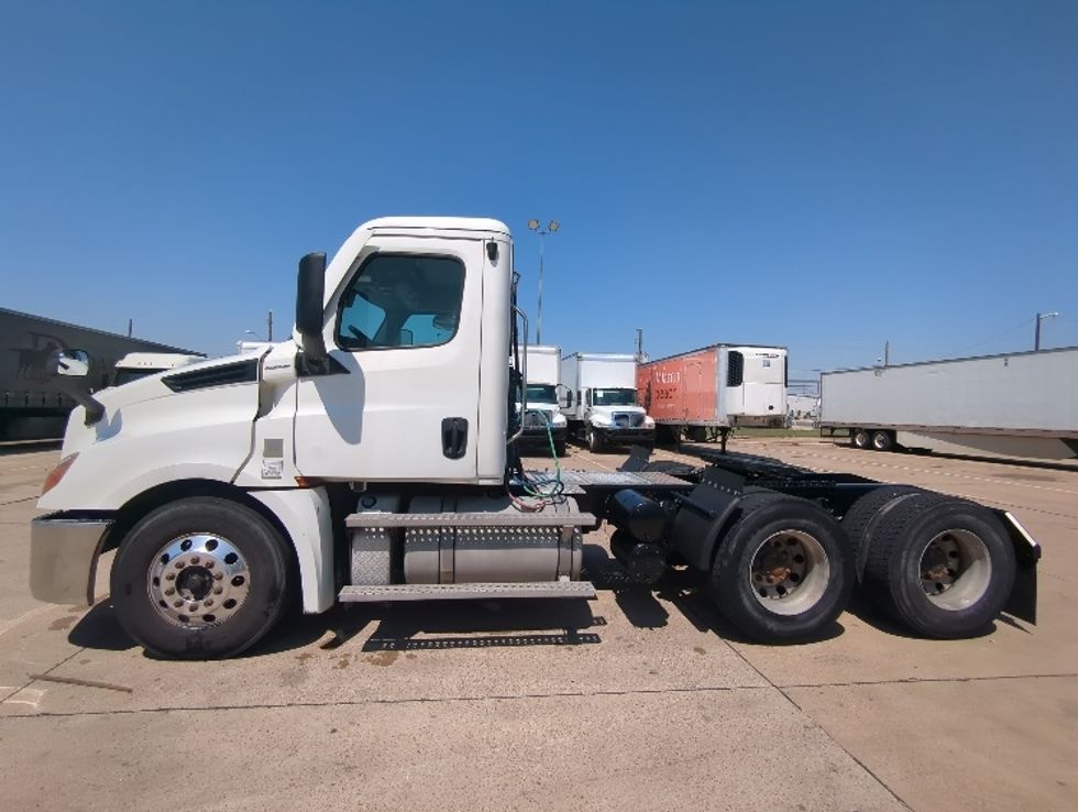 Day Cab Tractor-Heavy Duty Tractors-Freightliner-2020-T12664ST-Dallas-TX-556,815\n\t\tmiles-$ 45,250 - Image 4