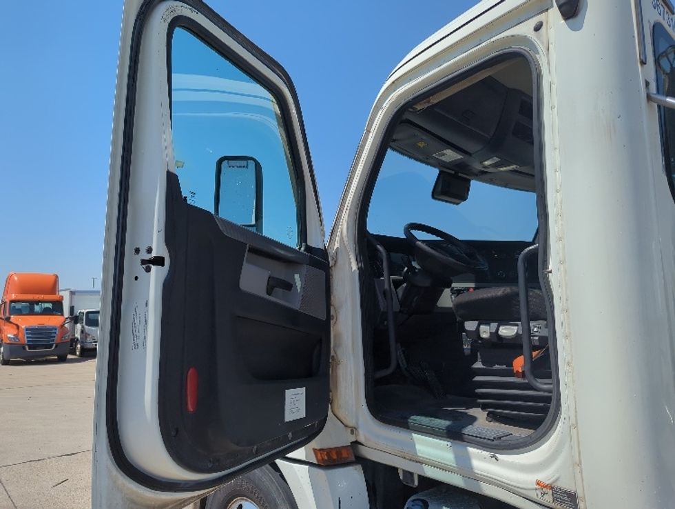 Day Cab Tractor-Heavy Duty Tractors-Freightliner-2020-T12664ST-Dallas-TX-556,815\n\t\tmiles-$ 45,250 - Image 9