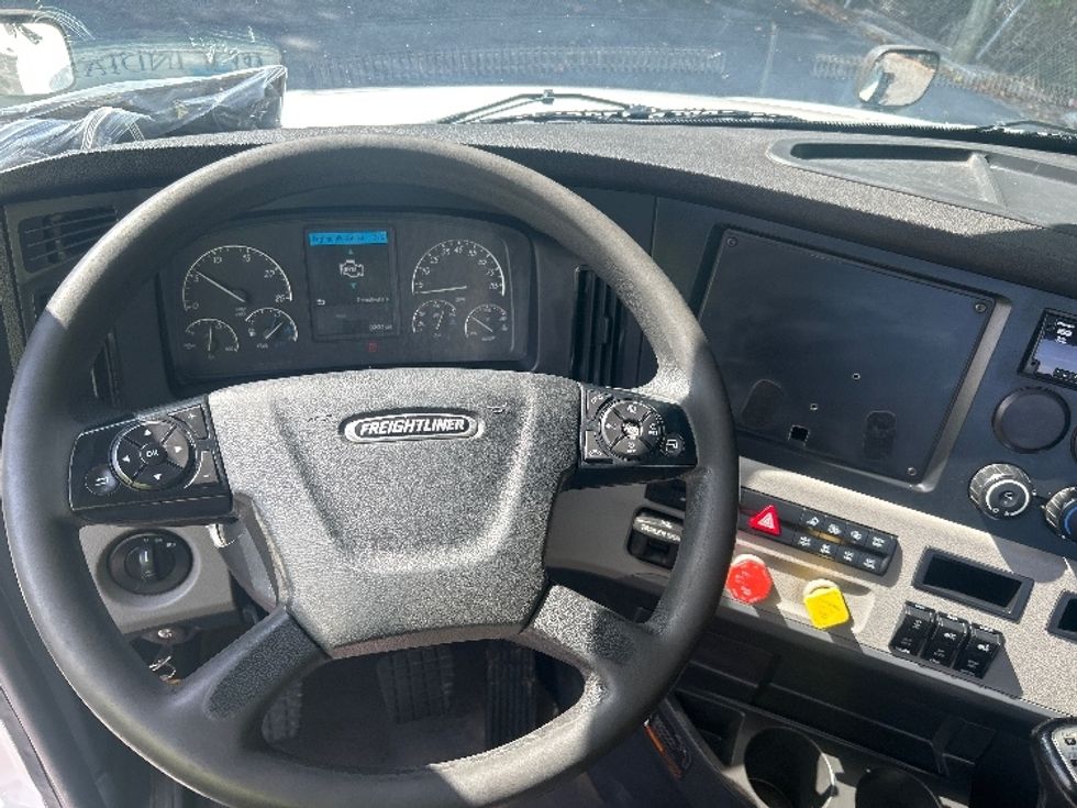 Day Cab Tractor-Heavy Duty Tractors-Freightliner-2020-T12664ST-Dalton-GA-208,875\n\t\tmiles-$ 58,000 - Image 11