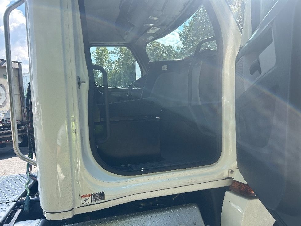 Day Cab Tractor-Heavy Duty Tractors-Freightliner-2020-T12664ST-Dalton-GA-208,875\n\t\tmiles-$ 58,000 - Image 12