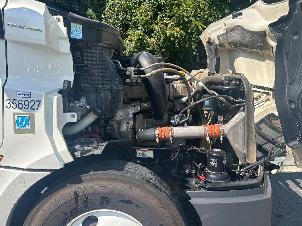 Day Cab Tractor-Heavy Duty Tractors-Freightliner-2020-T12664ST-Dalton-GA-208,875\n\t\tmiles-$ 58,000 - Image 15