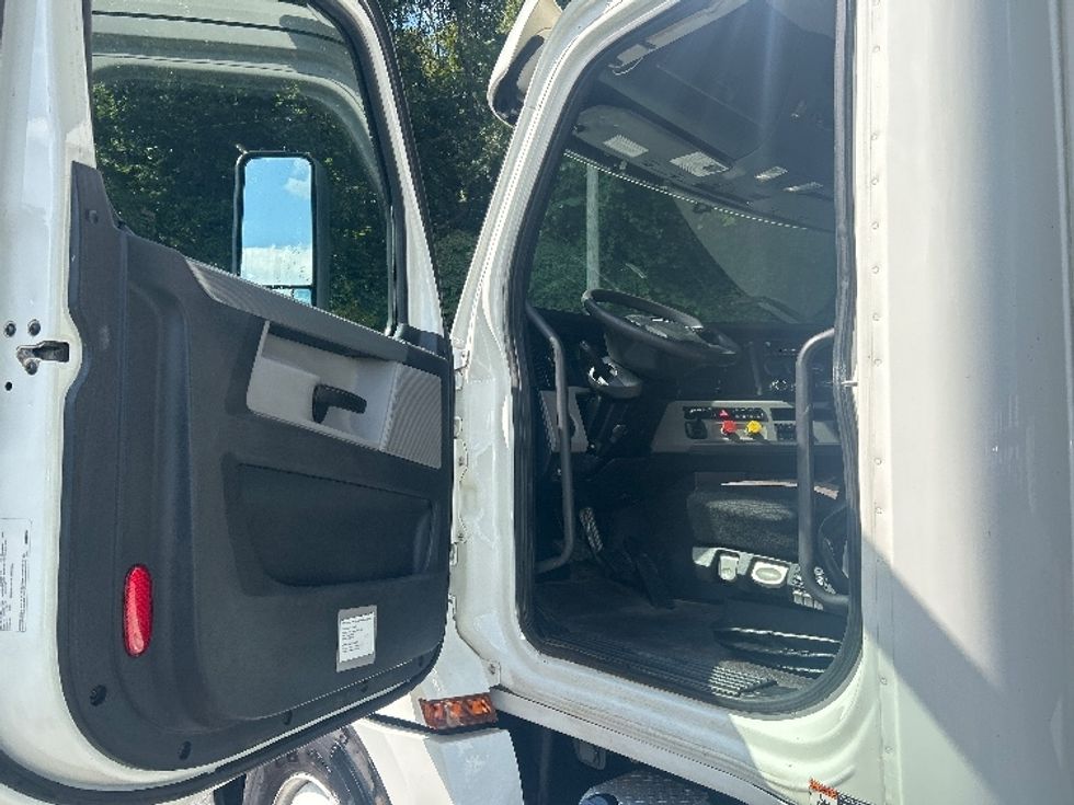 Day Cab Tractor-Heavy Duty Tractors-Freightliner-2020-T12664ST-Dalton-GA-208,875\n\t\tmiles-$ 58,000 - Image 9