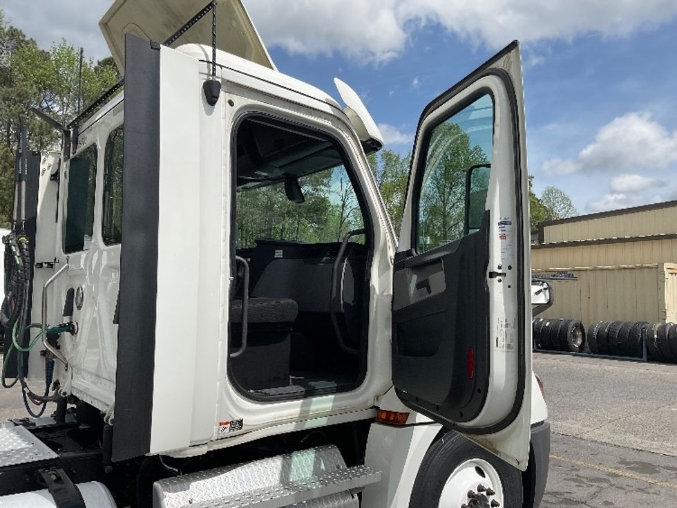 Day Cab Tractor-Heavy Duty Tractors-Freightliner-2020-T12664ST-Dalton-GA-259,750\n\t\tmiles-$ 53,750 - Image 12