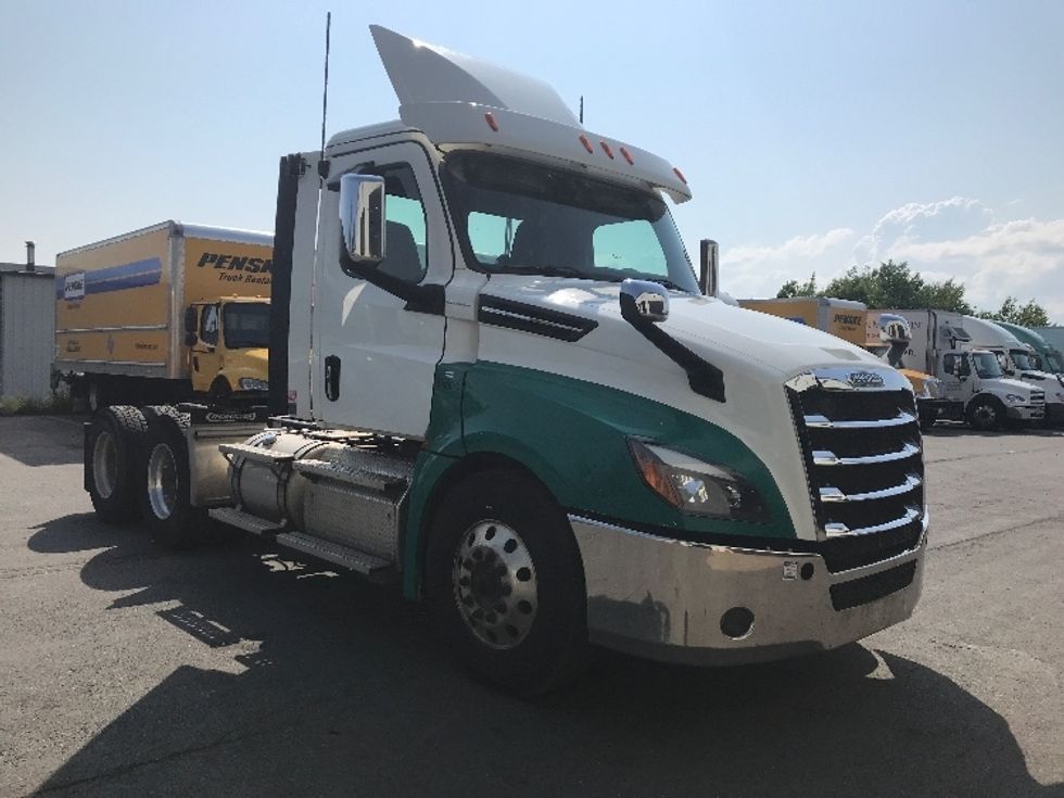 Day Cab Tractor-Heavy Duty Tractors-Freightliner-2020-T12664ST-Dartmouth-NS-482,485\n\t\tkm-$ 72,500 - Image 1