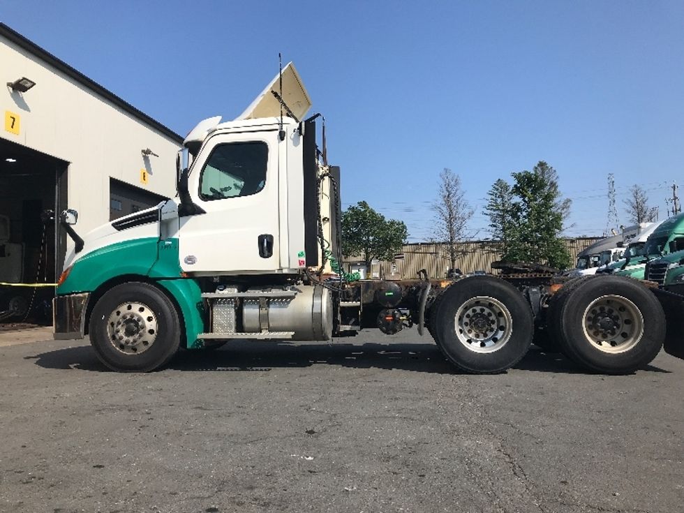 Day Cab Tractor-Heavy Duty Tractors-Freightliner-2020-T12664ST-Dartmouth-NS-482,485\n\t\tkm-$ 72,500 - Image 4