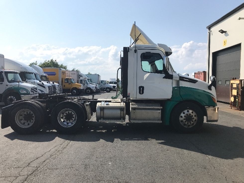 Day Cab Tractor-Heavy Duty Tractors-Freightliner-2020-T12664ST-Dartmouth-NS-482,485\n\t\tkm-$ 72,500 - Image 8