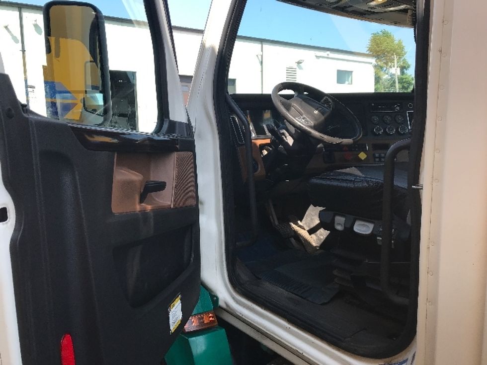 Day Cab Tractor-Heavy Duty Tractors-Freightliner-2020-T12664ST-Dartmouth-NS-482,485\n\t\tkm-$ 72,500 - Image 9