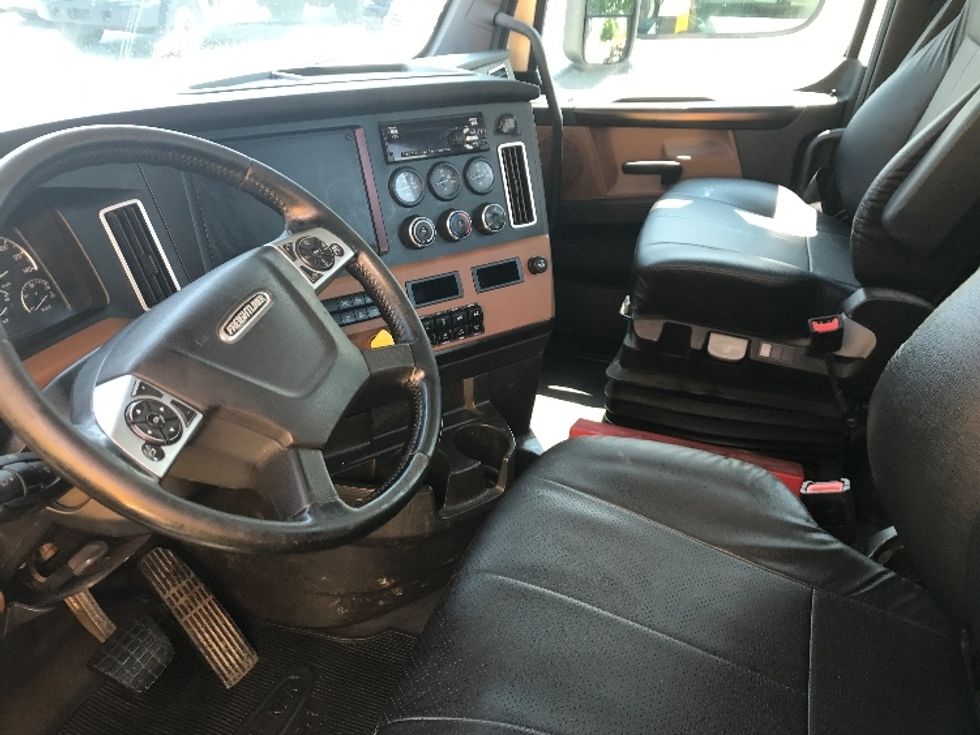 Day Cab Tractor-Heavy Duty Tractors-Freightliner-2020-T12664ST-Dartmouth-NS-615,519\n\t\tkm-$ 66,500 - Image 10