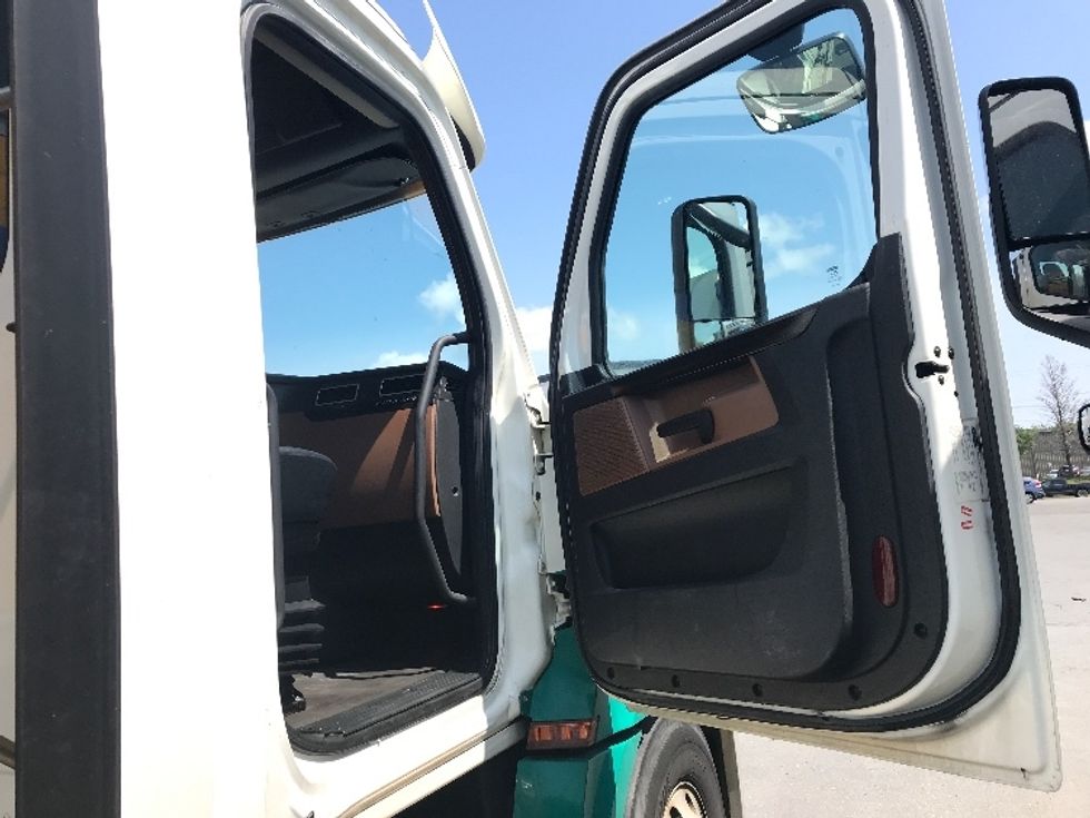 Day Cab Tractor-Heavy Duty Tractors-Freightliner-2020-T12664ST-Dartmouth-NS-615,519\n\t\tkm-$ 66,500 - Image 12