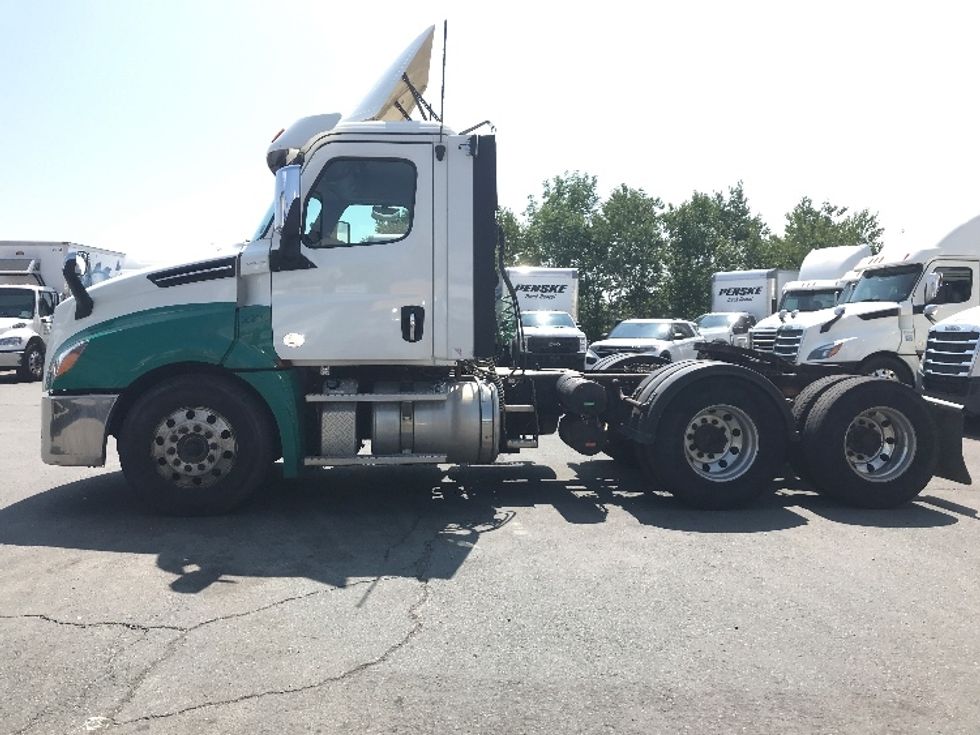 Day Cab Tractor-Heavy Duty Tractors-Freightliner-2020-T12664ST-Dartmouth-NS-615,519\n\t\tkm-$ 66,500 - Image 4