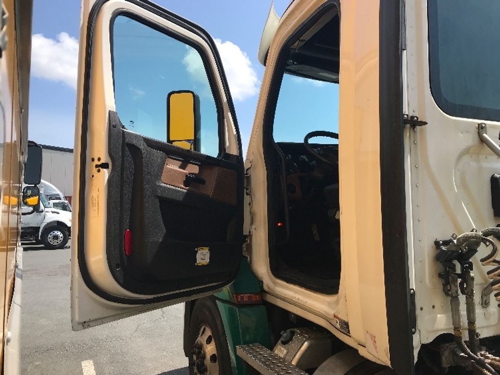 Day Cab Tractor-Heavy Duty Tractors-Freightliner-2020-T12664ST-Dartmouth-NS-615,519\n\t\tkm-$ 66,500 - Image 9