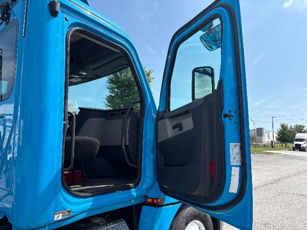 Day Cab Tractor-Heavy Duty Tractors-Freightliner-2020-T12664ST-Davenport-IA-260,147\n\t\tmiles-$ 53,750 - Image 12