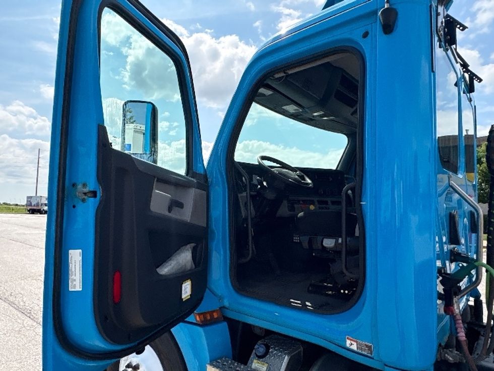 Day Cab Tractor-Heavy Duty Tractors-Freightliner-2020-T12664ST-Davenport-IA-260,147\n\t\tmiles-$ 53,750 - Image 9
