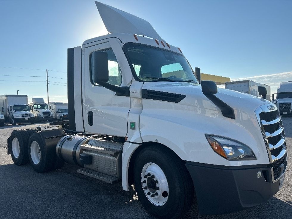 Day Cab Tractor-Heavy Duty Tractors-Freightliner-2020-T12664ST-Davenport-IA-456,354\n\t\tmiles-$ 62,750 - Image 1
