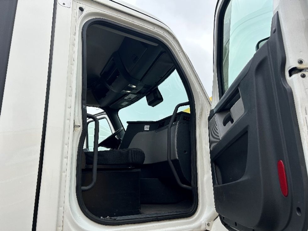 Day Cab Tractor-Heavy Duty Tractors-Freightliner-2020-T12664ST-Davenport-IA-456,354\n\t\tmiles-$ 62,750 - Image 12