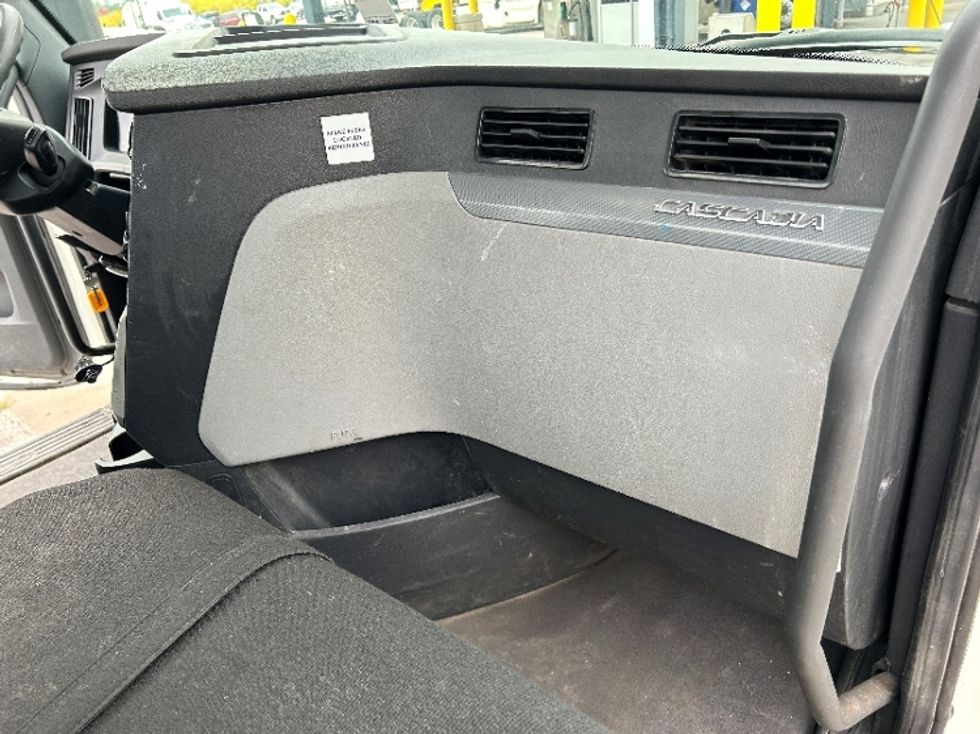 Day Cab Tractor-Heavy Duty Tractors-Freightliner-2020-T12664ST-Davenport-IA-456,354\n\t\tmiles-$ 62,750 - Image 13